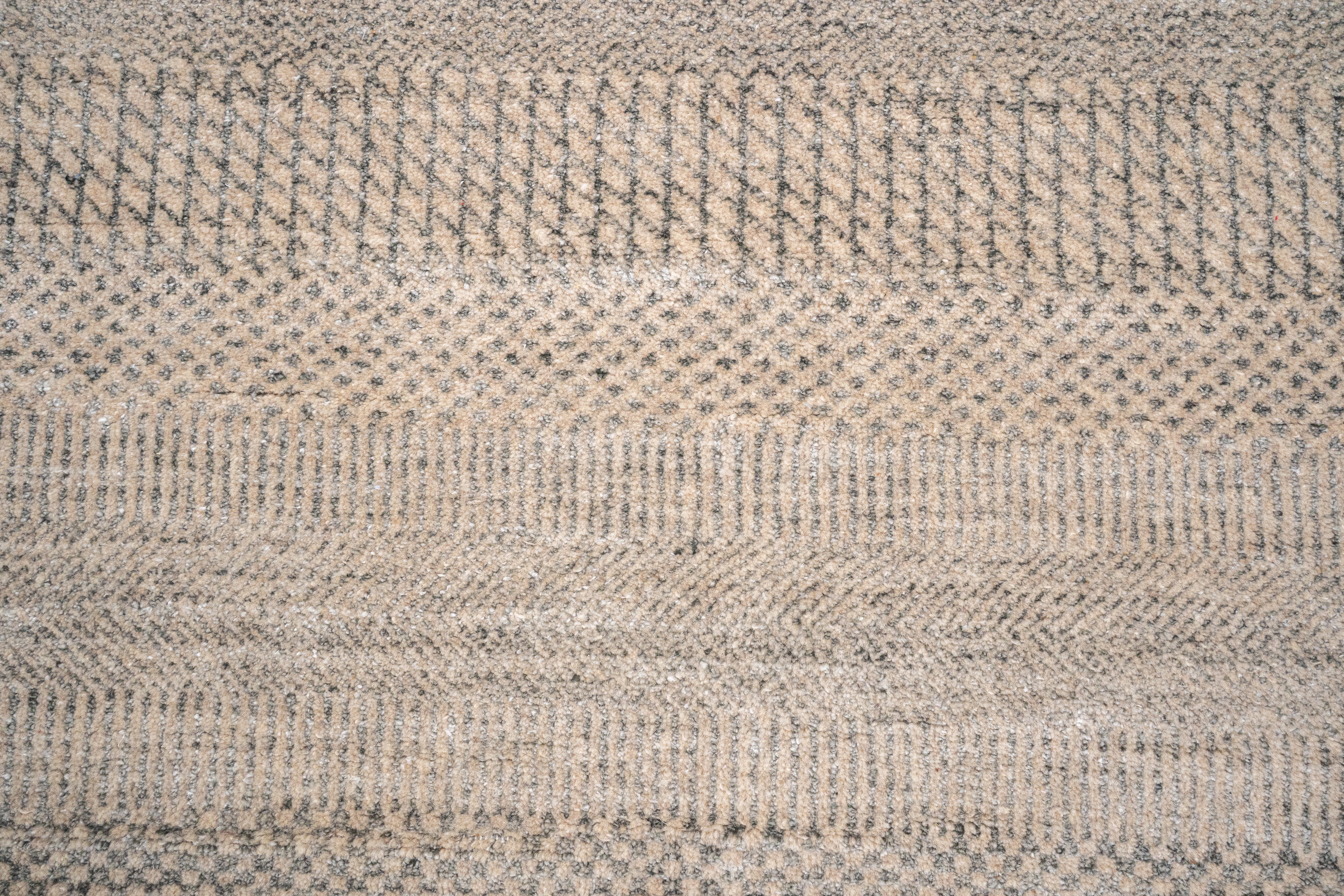 Handknotted Carpet, DIA- 1968 MCN, Desert Sand & Granite Gray